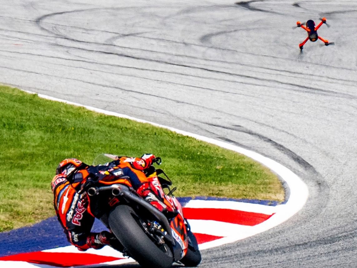 Premiere in Spielberg: Eine FPV-Drohne filmt erstmals die MotoGP-Elite am Red Bull Ring bei Höchsttempo. Premiere in Spielberg: Eine FPV-Drohne filmt erstmals die MotoGP-Elite am Red Bull Ring bei Höchsttempo.