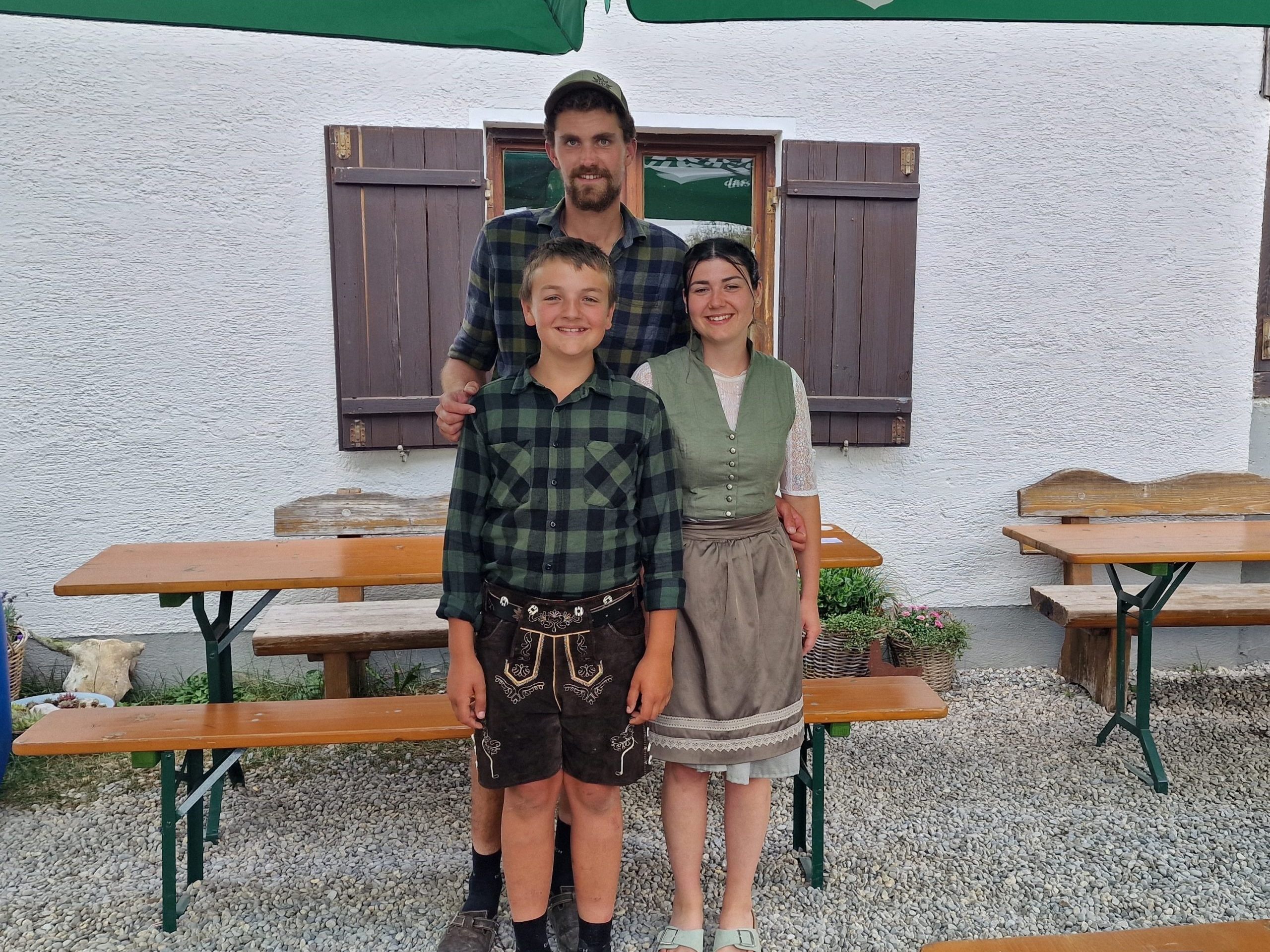 Daniel Ruch, Lara Melissa Sagmeister und der Kleinhirte Aurel Stüttler bilden ein tolles Alpteam. Daniel Ruch, Lara Melissa Sagmeister und der Kleinhirte Aurel Stüttler bilden ein tolles Alpteam.