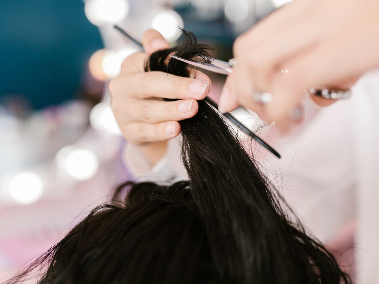 In einem Friseursalon werden nur noch gewaschene Haare geschnitten. In einem Friseursalon werden nur noch gewaschene Haare geschnitten.