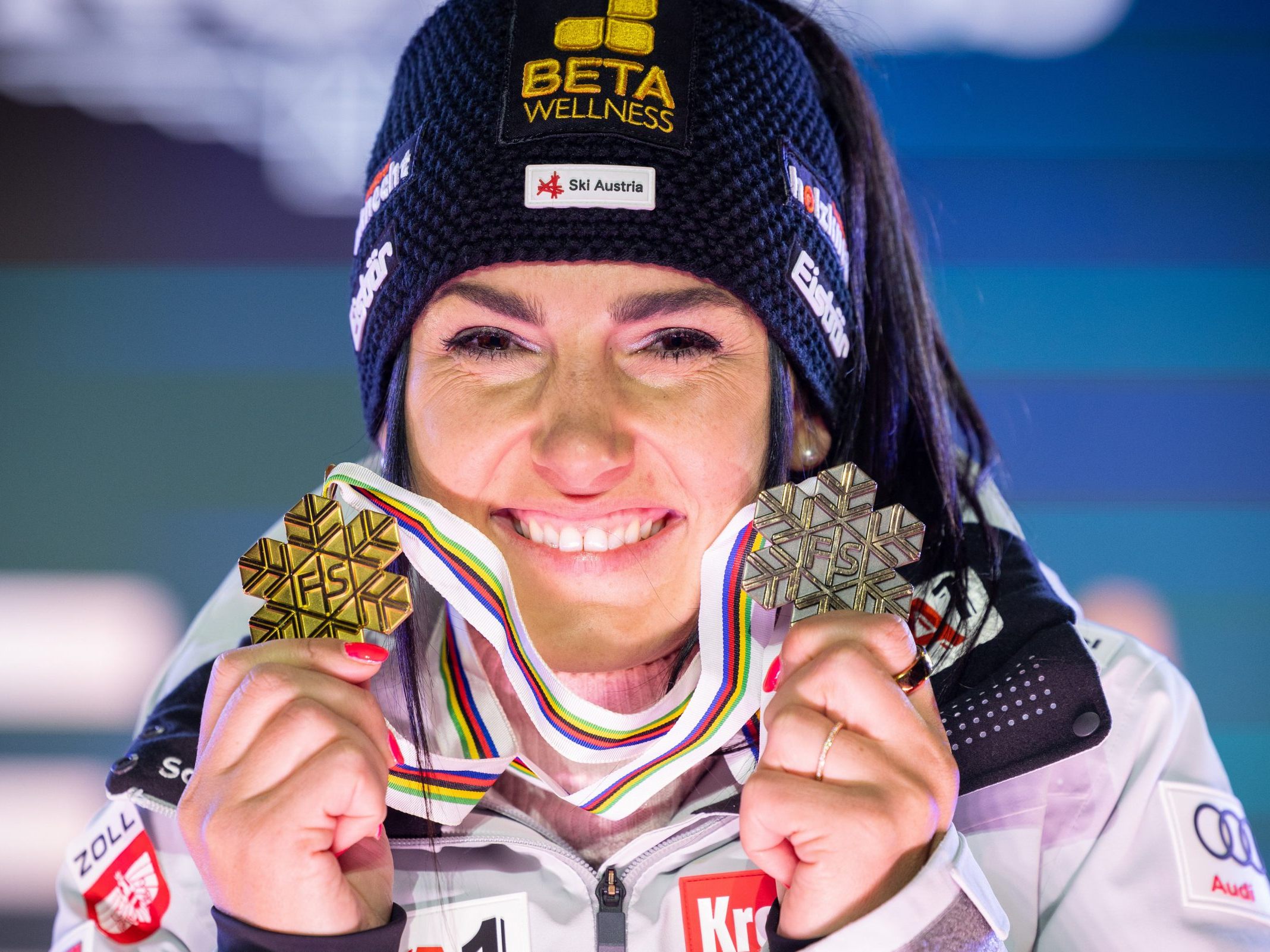 Stephanie Venier gewann bei der Ski WM in Saalbach 2025 Gold im Super-G und Bronze in der Team-Kombi mit Katharina Truppe. Stephanie Venier gewann bei der Ski WM in Saalbach 2025 Gold im Super-G und Bronze in der Team-Kombi mit Katharina Truppe.