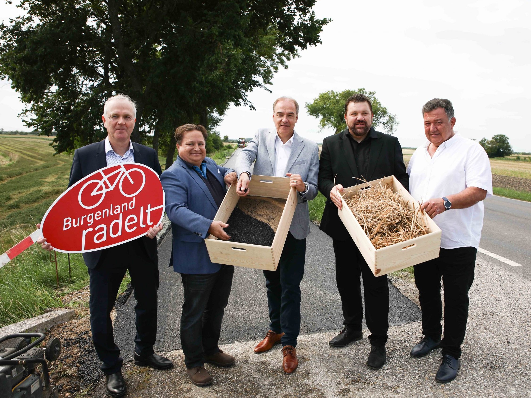 Der erstn "grüne Radweg" in Pamhagen bindet langfristig CO2. Der erstn "grüne Radweg" in Pamhagen bindet langfristig CO2.