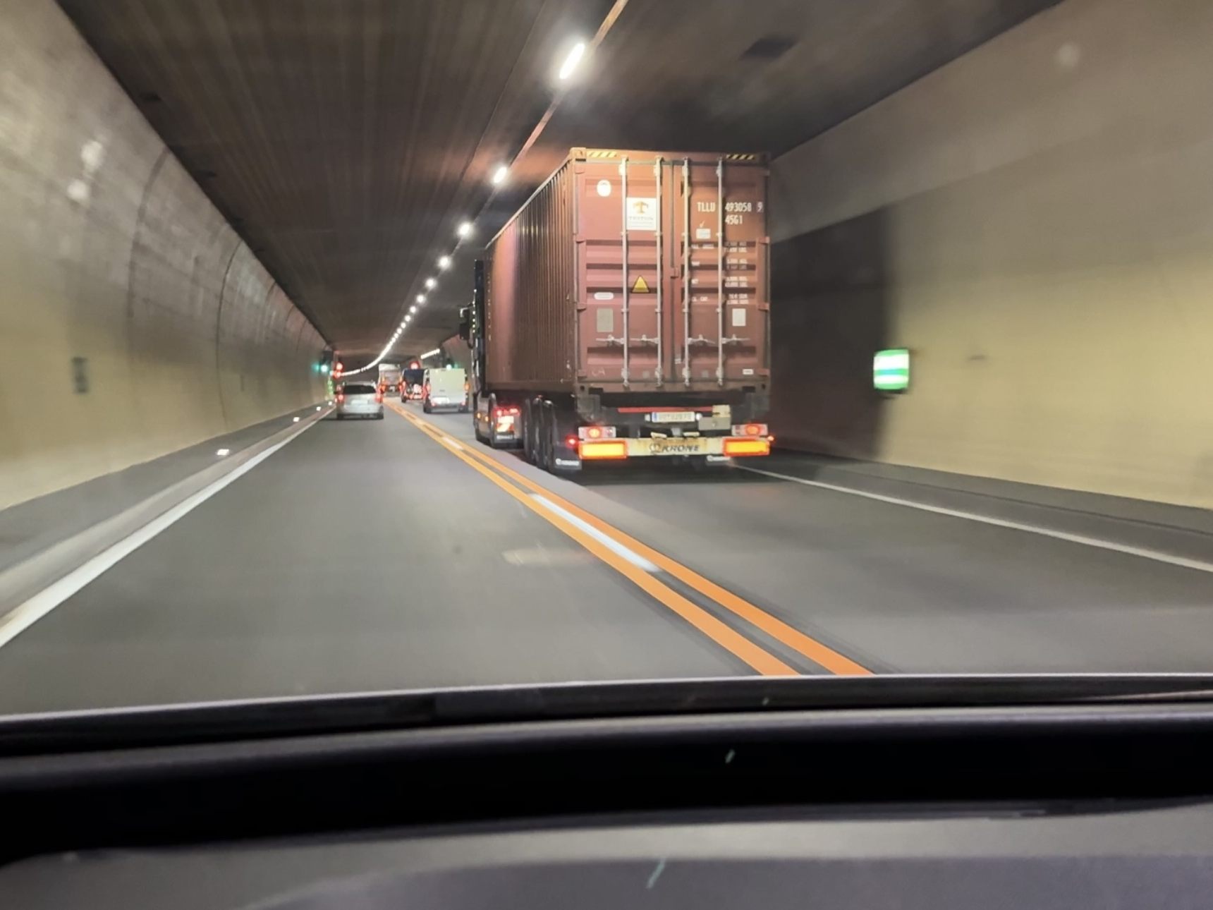 Doppelte Sperrlinie im Pfändertunnel.