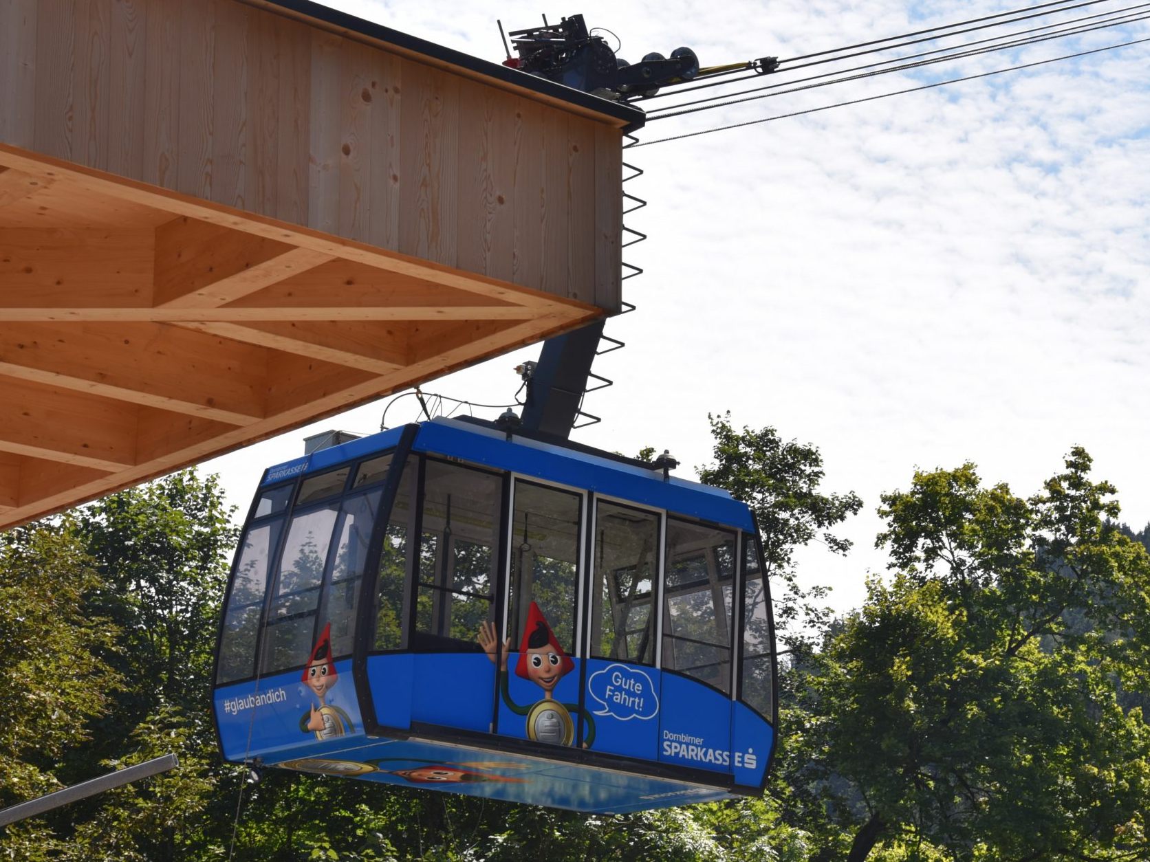 Nach sieben Wochen Stillstand nimmt die Karrenseilbahn heute ihren regulären Fahrbetrieb wieder auf. Nach sieben Wochen Stillstand nimmt die Karrenseilbahn heute ihren regulären Fahrbetrieb wieder auf.