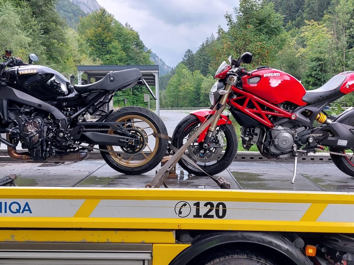 Zwei Motorradfahrer mussten ihre Fahrzeuge abgeben. Zwei Motorradfahrer mussten ihre Fahrzeuge abgeben.