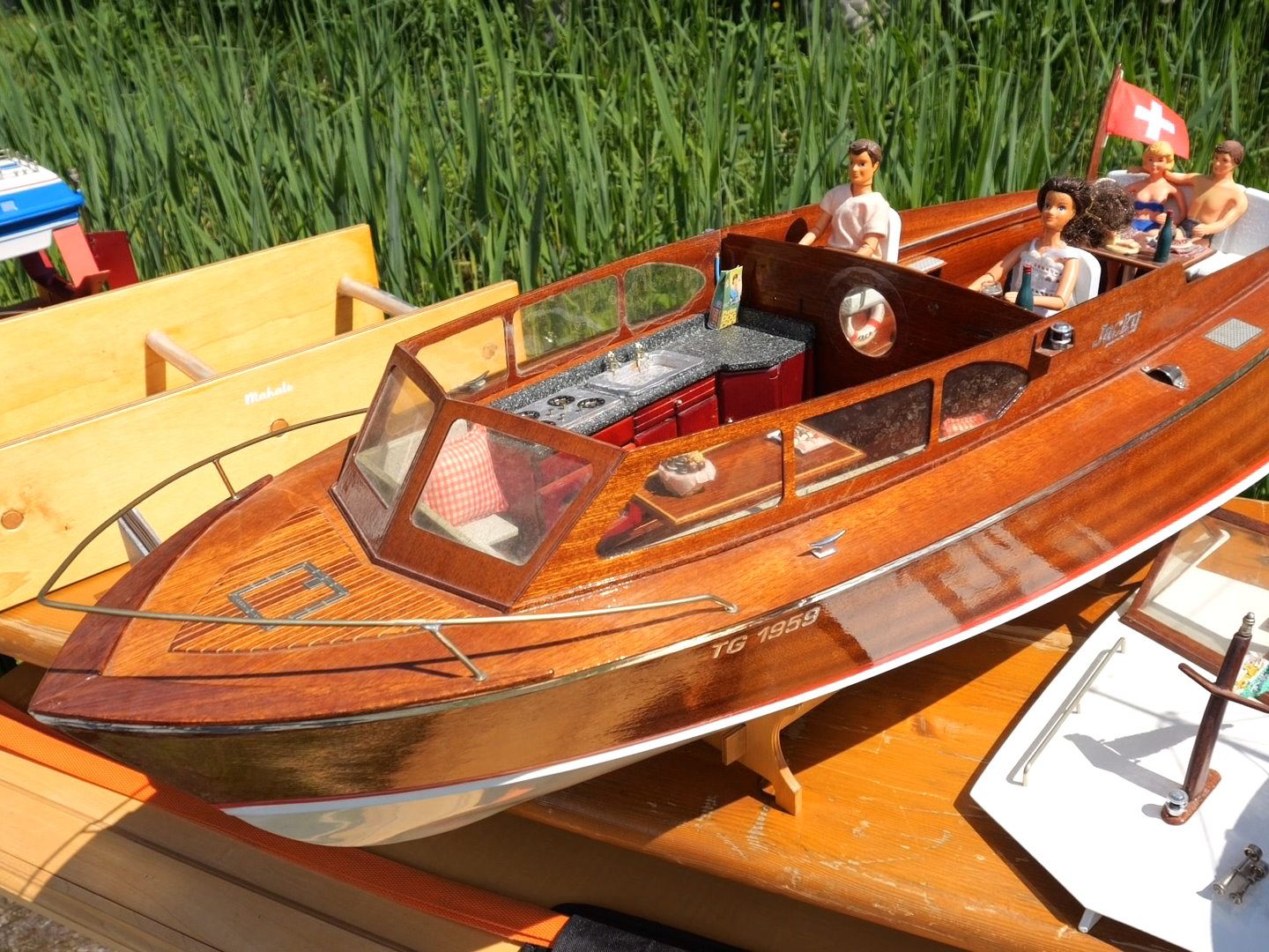 Elegante Boote sind zum Ausklang der Badesaison im Schwimmbad Felsenau zu bewundern.
