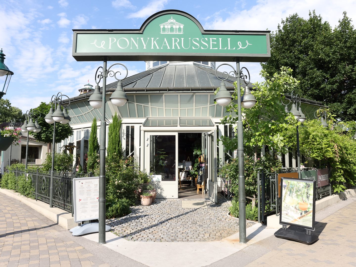 Frühstück im ehemaligen Karussellgebäude genießen. Frühstück im ehemaligen Karussellgebäude genießen.