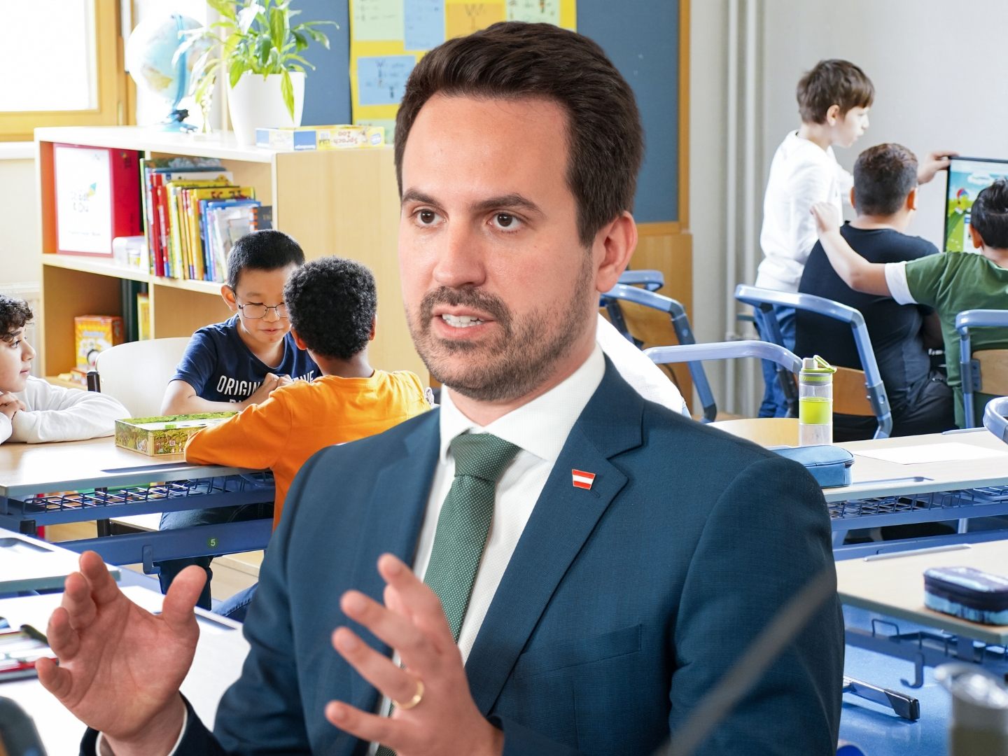 Ab nächstem Sommer soll die Sommerschule verpflichtend werden, Lehrkräfte könnten laut Wiederkehr bei Personalmangel dafür notfalls auch im Sommer eingesetzt werden.