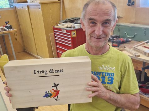 Alex Raggl von der Werkstätte Bludenz der Caritas fertigte Holzboxen an, in denen Anliegen gesammelt werden können.