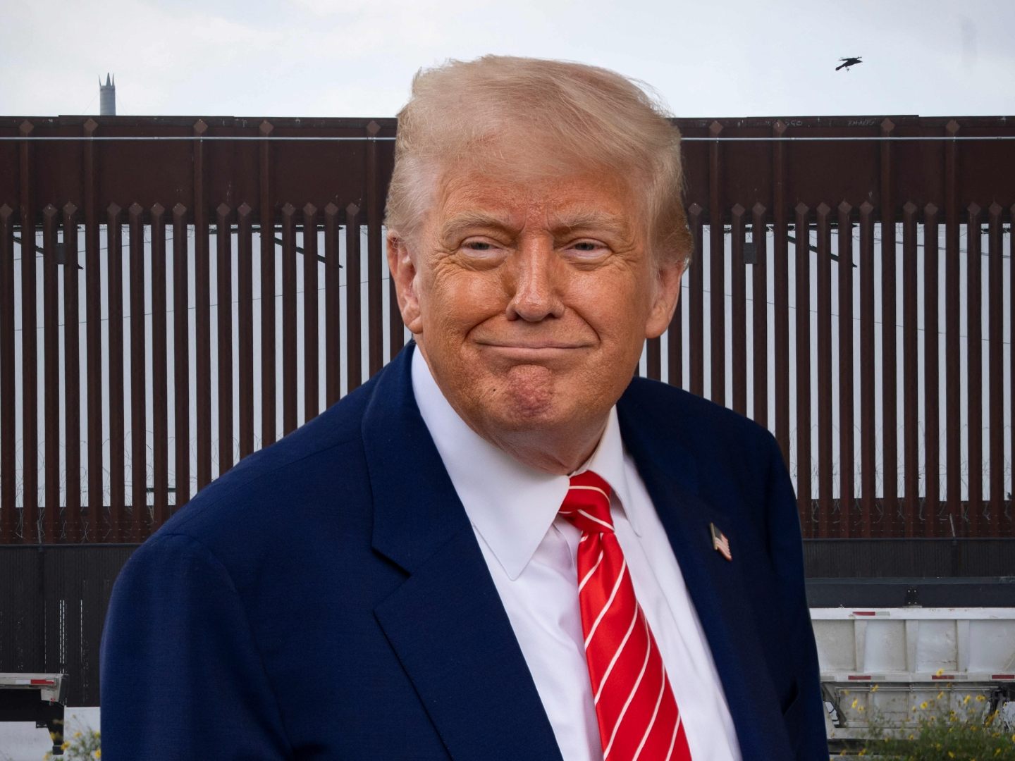 Mit einem schwarzen Anstrich möchte Trump die Temperatur der Anlage gezielt erhöhen und somit das Überklettern erschweren. Mit einem schwarzen Anstrich möchte Trump die Temperatur der Anlage gezielt erhöhen und somit das Überklettern erschweren.