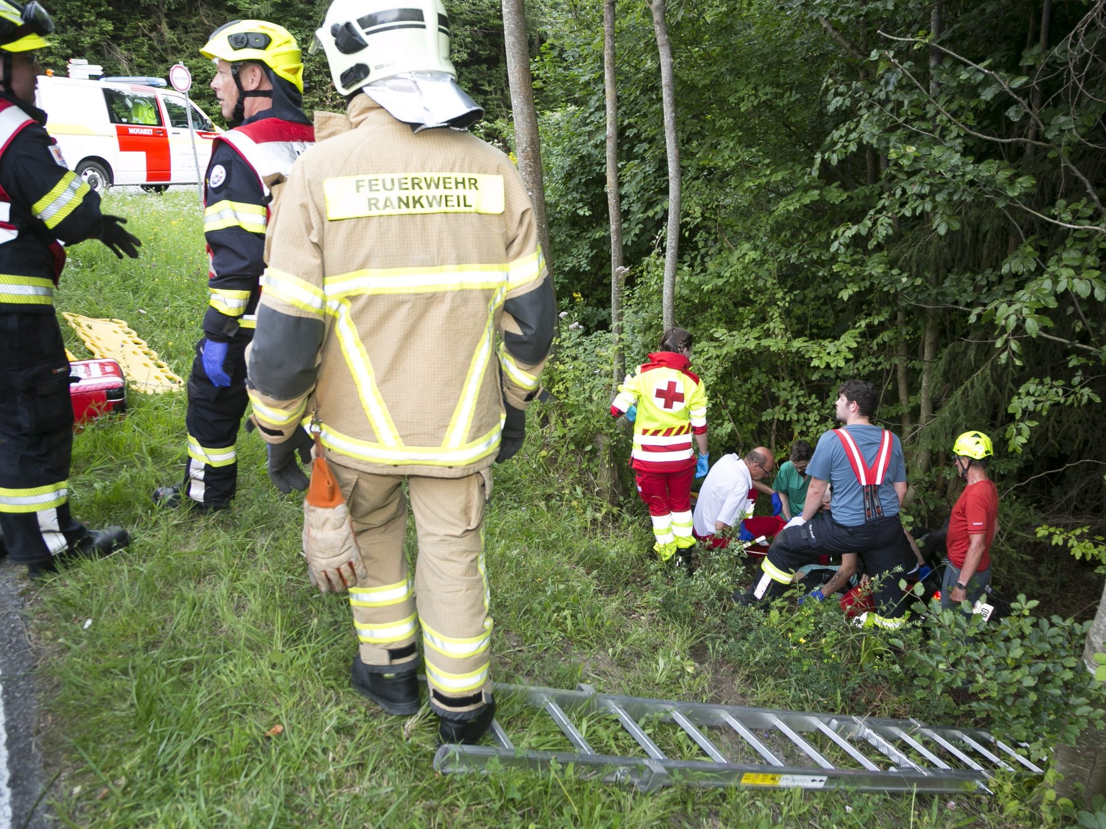 Feuerwehr, Bergrettung und Notarzt kümmerten sich um den Verletzten.
