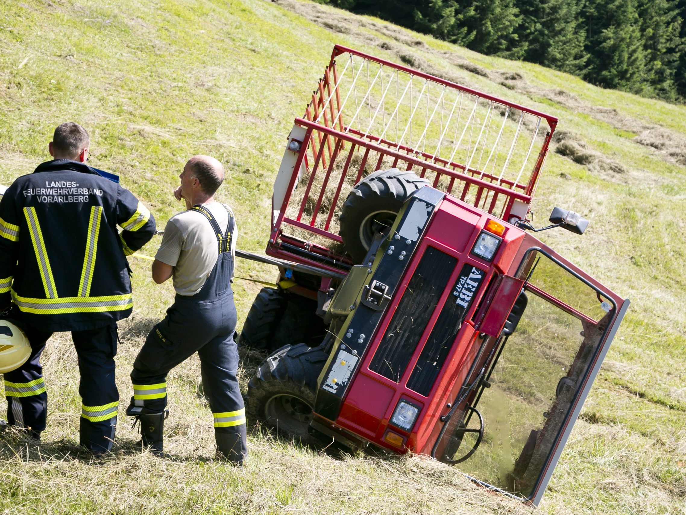 Ein 70-Jähriger Mann wurde in Viktorsberg bei Heuarbeiten unter seinem Fahrzeug eingeklemmt.