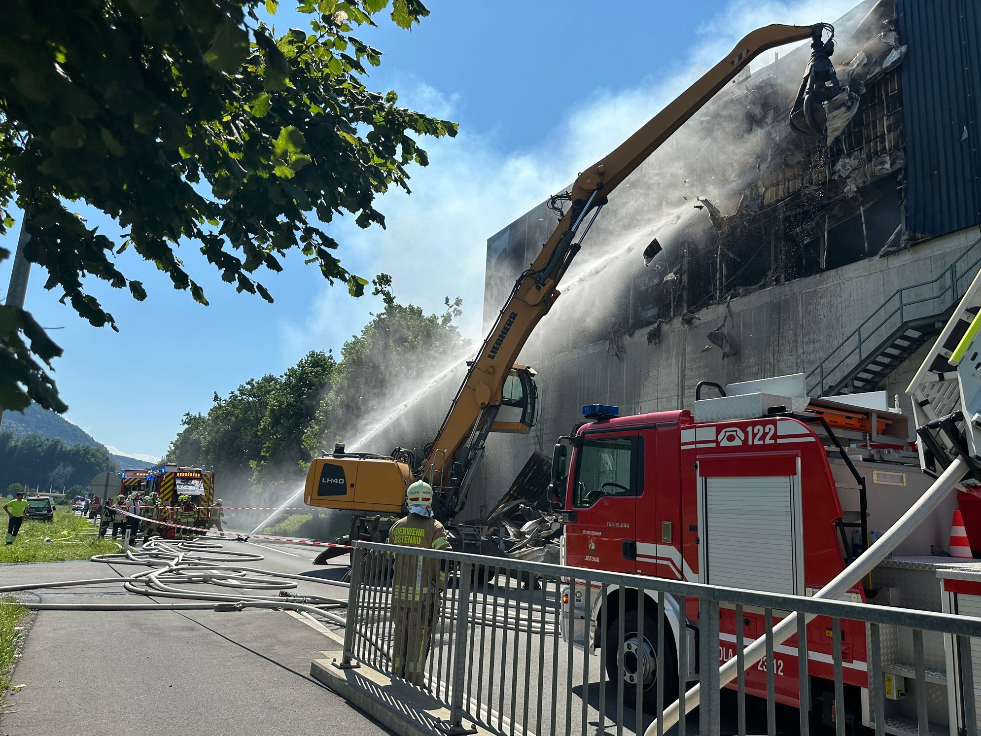 Für die Löscharbeiten muss schweres Gerät aufgefahren werden. Für die Löscharbeiten muss schweres Gerät aufgefahren werden.
