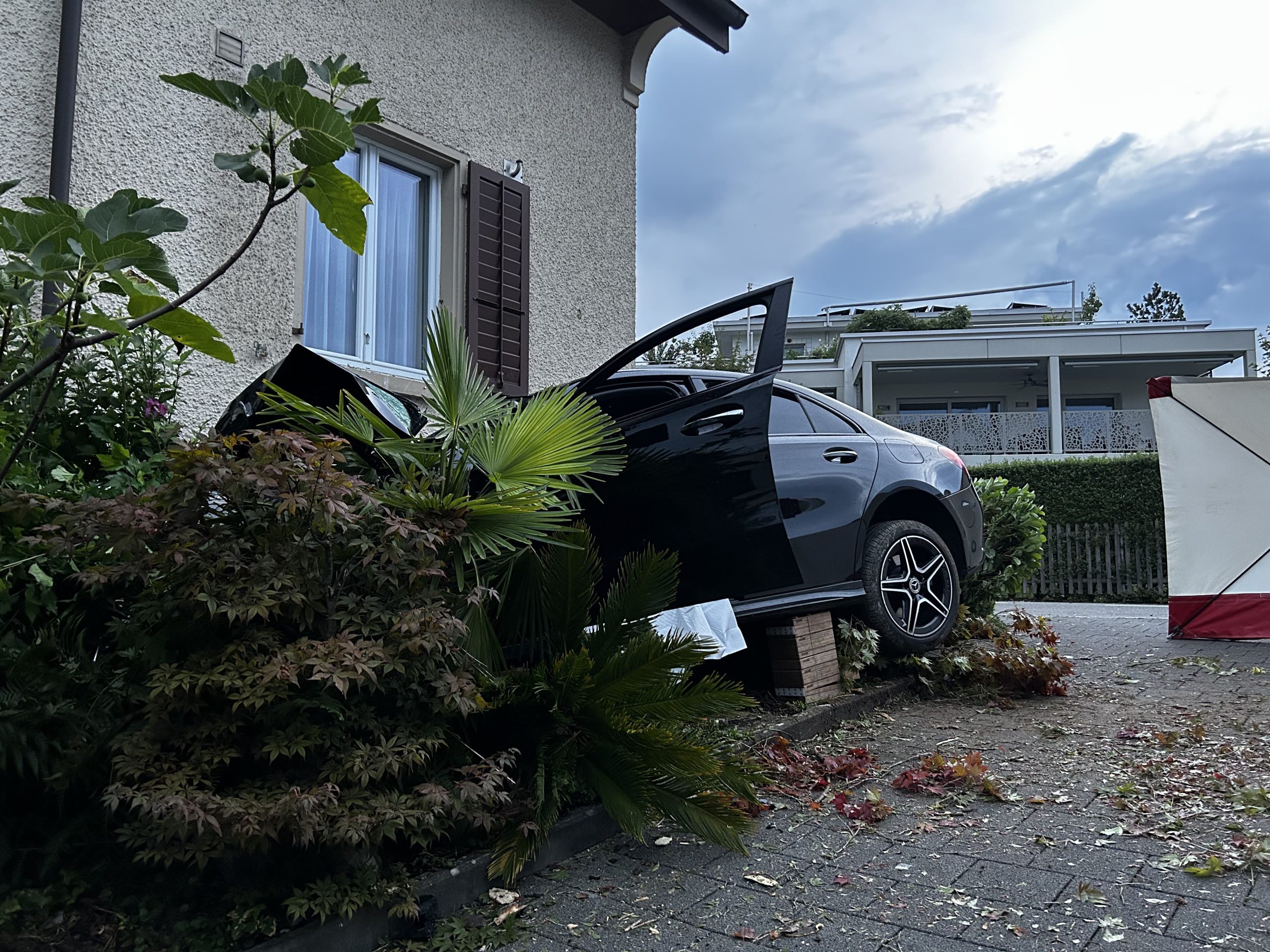 Ein Auto prallte in der Nacht auf Freitag in Wohlen gegen eine Hauswand – zwei junge Männer kamen ums Leben. Ein Auto prallte in der Nacht auf Freitag in Wohlen gegen eine Hauswand – zwei junge Männer kamen ums Leben.