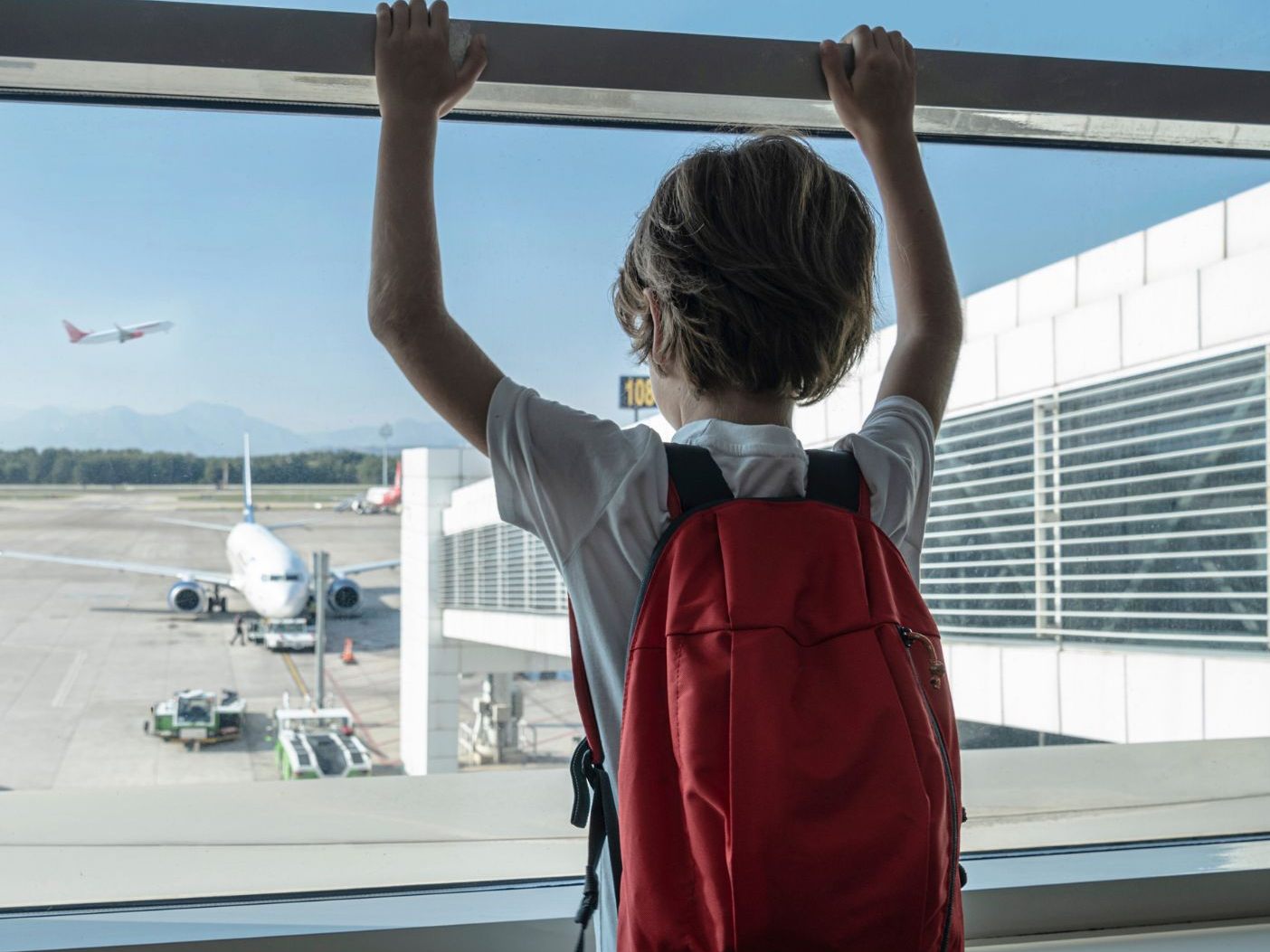 Weil sein Pass abgelaufen war: Eltern lassen Kind (10) am Flughafen zurück.