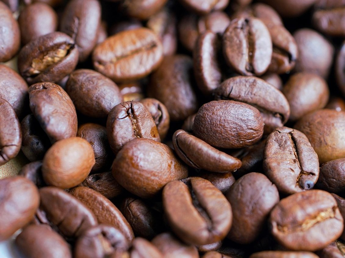 Eiskaffee aus dem Handel enthält wenig Kaffee, dafür aber viel Milch und zugesetzten Zucker. Eiskaffee aus dem Handel enthält wenig Kaffee, dafür aber viel Milch und zugesetzten Zucker.