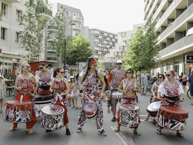 Beim 10. Seestadt Straßenfest treffen kulinarische Schmankerl auf Live-Musik, Straßenkunst und Mitmach-Stationen für Groß und Klein.