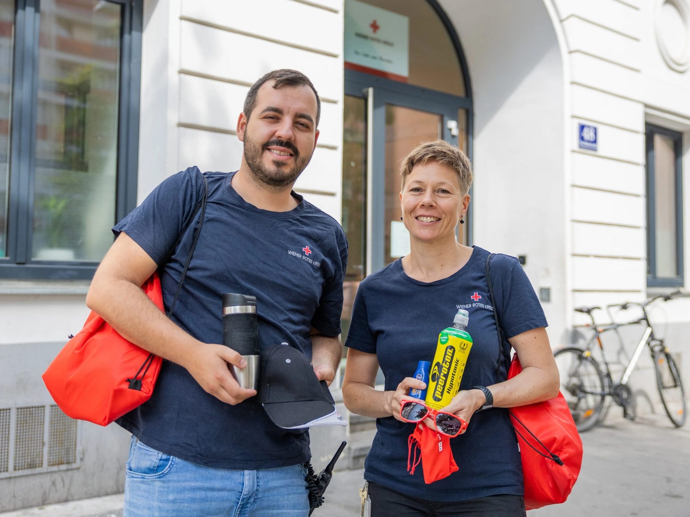 Das Wiener Rote Kreuz verteilt Hitzeschutzpaketen an obdachlose Menschen. Das Wiener Rote Kreuz verteilt Hitzeschutzpaketen an obdachlose Menschen.