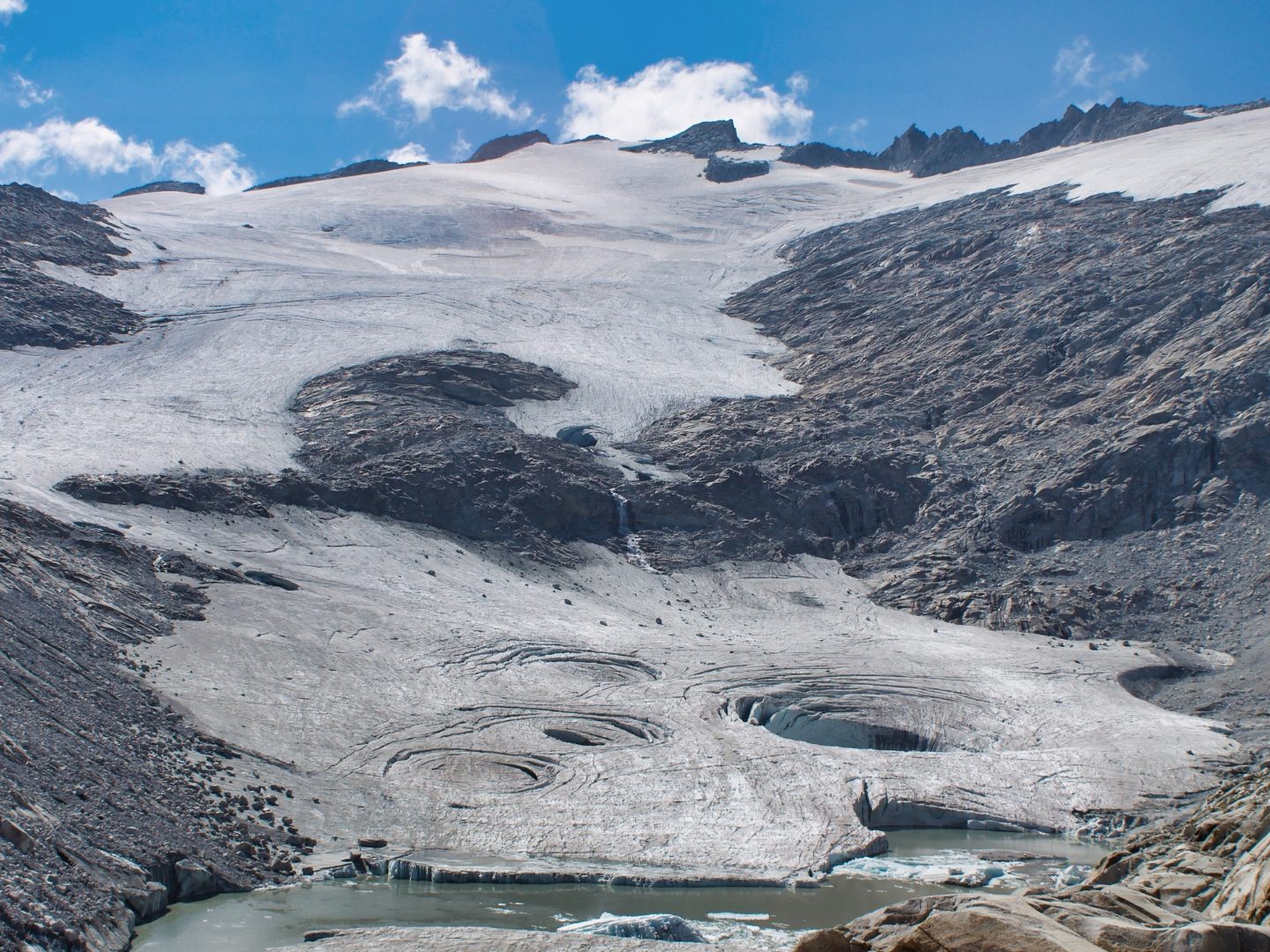 Die Überreste wurden in 3.120 Metern Höhe auf dem Lares-Gletscher entdeckt. Die Überreste wurden in 3.120 Metern Höhe auf dem Lares-Gletscher entdeckt.