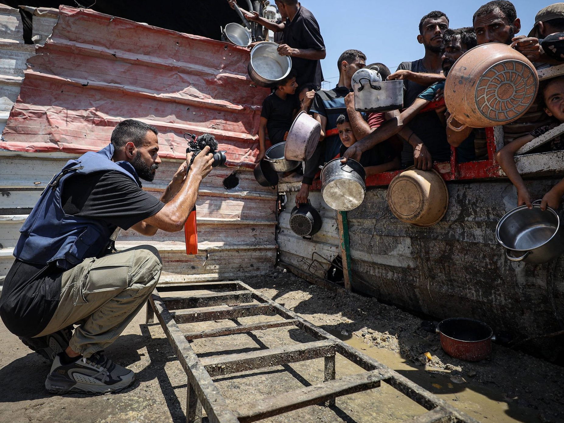 Im Fokus der Kritik steht nicht der Hunger der Menschen, sondern der Verdacht, dass der Fotograf Szenen gezielt inszeniert, um bestimmte Emotionen zu erzeugen.
