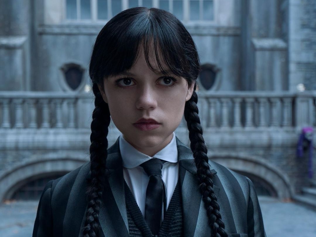 Jenna Ortega als düstere Titelheldin in der Erfolgsserie „Wednesday“, Staffel 2. Die Schauspielerin begeistert mit ihrer ausdrucksstarken Darstellung der ikonischen Addams-Tochter. Jenna Ortega als düstere Titelheldin in der Erfolgsserie „Wednesday“, Staffel 2. Die Schauspielerin begeistert mit ihrer ausdrucksstarken Darstellung der ikonischen Addams-Tochter.