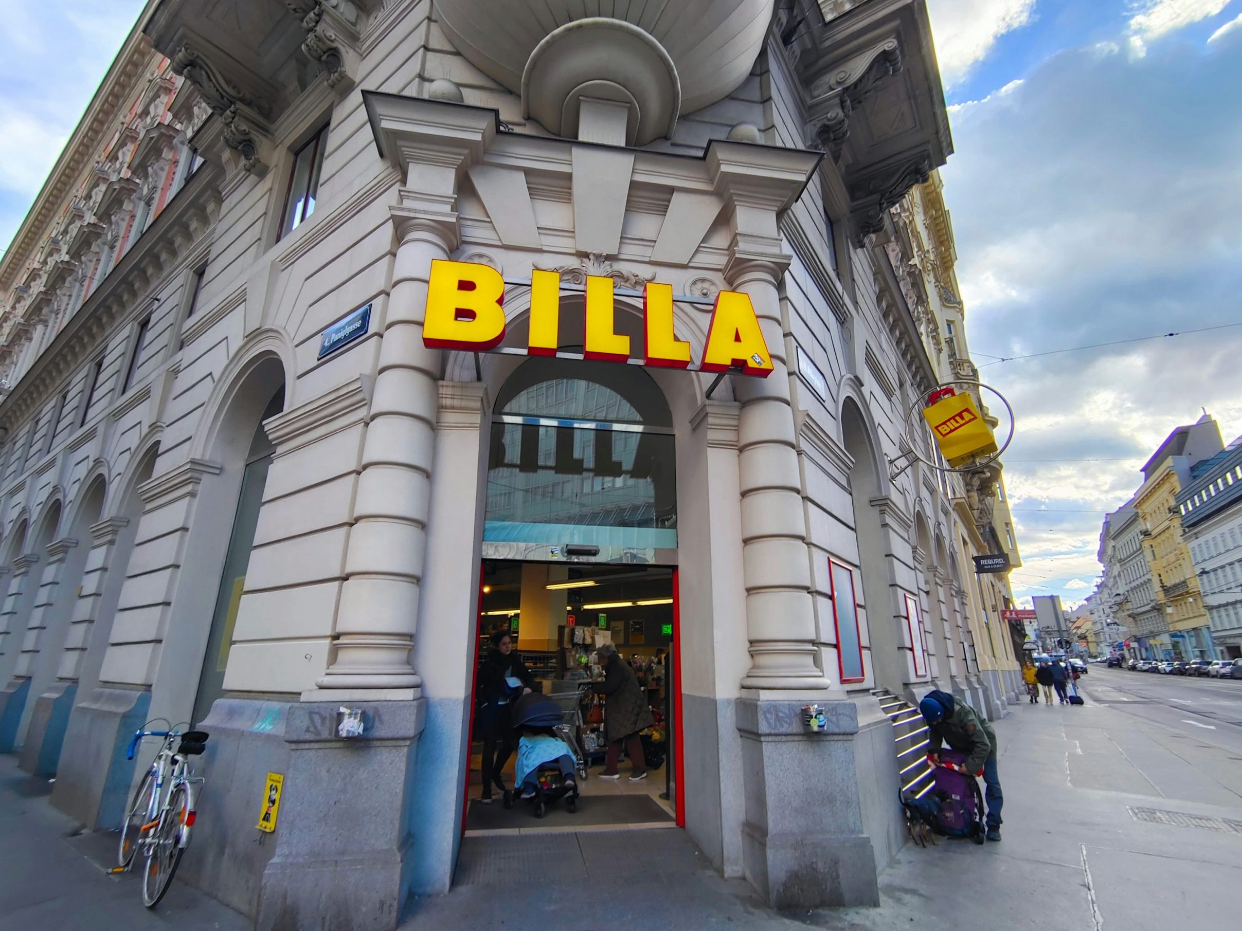 Supermärkte erhalten bis zu 4 Cent pro zurückgegebener Pfandflasche. Das steckt hinter der „Handling Fee“ im österreichischen Pfandsystem.