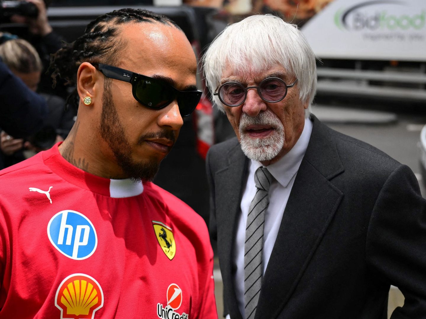 Bernie Ecclestone spricht sich klar für ein Karriereende von Lewis Hamilton aus, der bei Ferrari bislang hinter den Erwartungen bleibt. Bernie Ecclestone spricht sich klar für ein Karriereende von Lewis Hamilton aus, der bei Ferrari bislang hinter den Erwartungen bleibt.