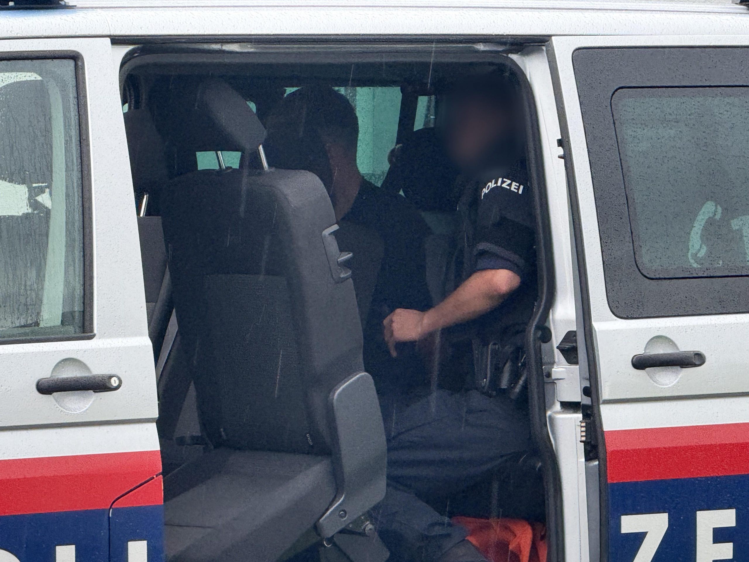 Die zwei Tatverdächtigen wurden von der Polizei festgenommen.
