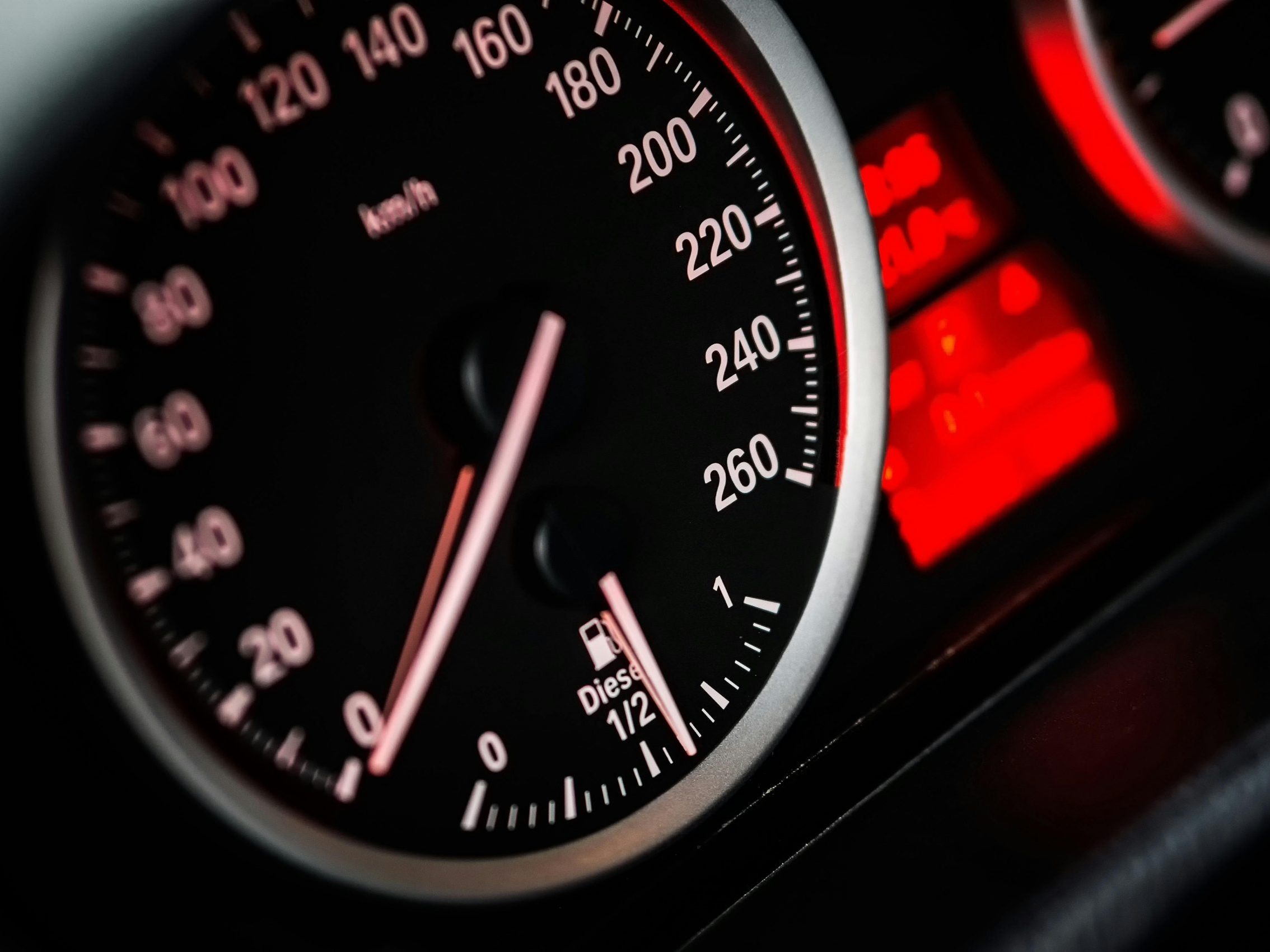 Tschechien führt auf der Autobahn 3 ein Tempolimit von 150 km/h ein – allerdings nur bei Schönwetter. Der Pilotversuch startet im Herbst 2025. Tschechien führt auf der Autobahn 3 ein Tempolimit von 150 km/h ein – allerdings nur bei Schönwetter. Der Pilotversuch startet im Herbst 2025.