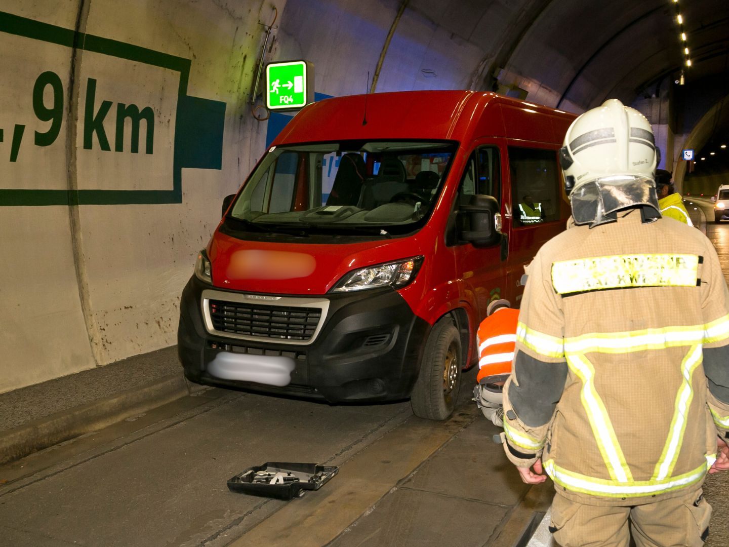 Reifenplatzer im Ambergtunnel.