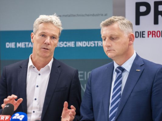 Arbeitgeber-Sprecher Knill (li.) mit PRO-GE-Chefverhandler Binder