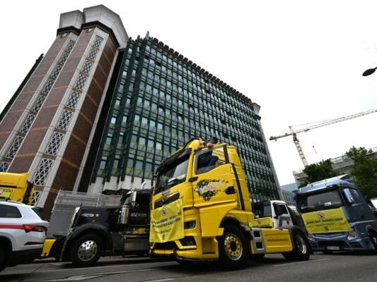 Gut 60 Lkw waren am Mittwoch vor dem Verkehrsministerium aufgefahren