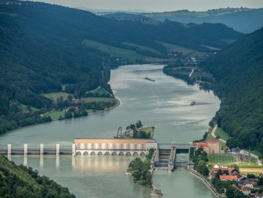 Das Donaukraftwerk Jochenstein an Grenze von Bayern zu Österreich Das Donaukraftwerk Jochenstein an Grenze von Bayern zu Österreich