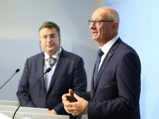 Tzitzikostas und Mattle im Innsbrucker Landhaus