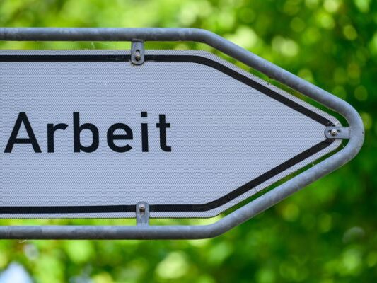Umfrage: Für sechs Prozent der Beschäftigten reicht Gehalt nicht aus Umfrage: Für sechs Prozent der Beschäftigten reicht Gehalt nicht aus