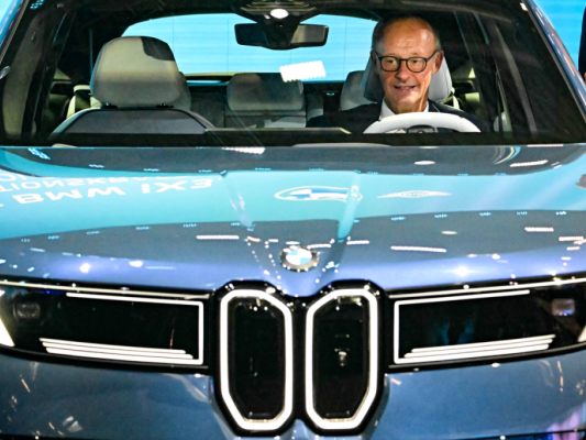 Friedrich Merz: Kann er deutsche Autoindustrie aus der Krise steuern? Friedrich Merz: Kann er deutsche Autoindustrie aus der Krise steuern?