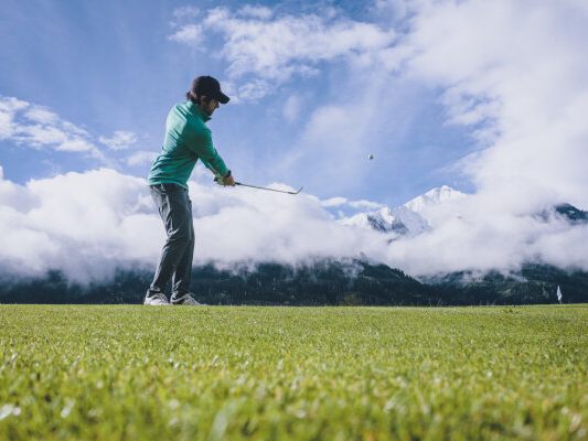 Ein Freizeitgolfer auf einem Golfplatz