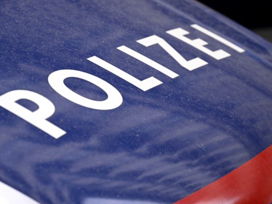 Die Polizei weckten den Verdächtigen Die Polizei weckten den Verdächtigen