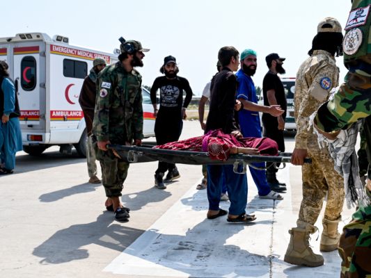 Taliban-Rettungskräfte mit per Militärhubschrauber geborgenem Opfer Taliban-Rettungskräfte mit per Militärhubschrauber geborgenem Opfer