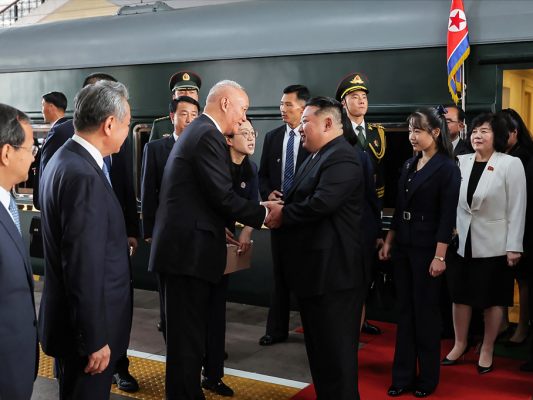 Tochter Kim "Ju-ae" rechts neben Kim Yong-un Tochter Kim "Ju-ae" rechts neben Kim Yong-un