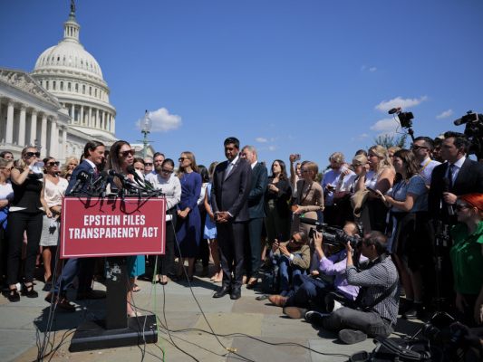 Epstein-Opfer Haley Robson mit Reportern vor dem US-Kapitol Epstein-Opfer Haley Robson mit Reportern vor dem US-Kapitol