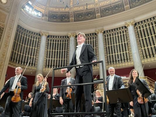 Beglückendes Musizieren: Klaus Mäkelä und Orchester Beglückendes Musizieren: Klaus Mäkelä und Orchester