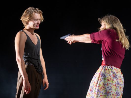 Nils Arztmann als Hugo und Johanna Mahaffy als Jessica