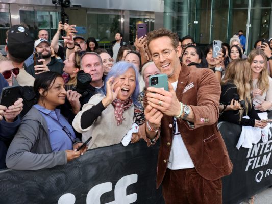 Rummel um Reynolds bei der Premiere von "John  Candy"