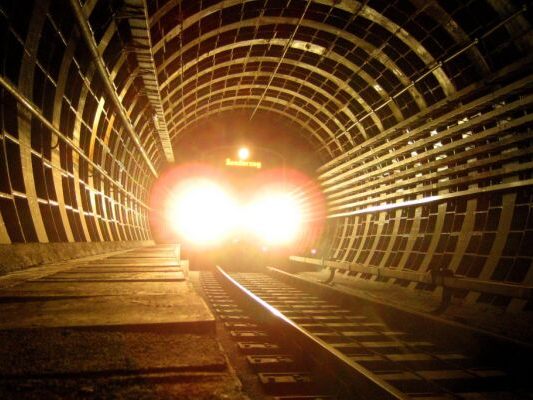 Mädchen brachte sich in Fluchtnische unter Bahnsteig in Sicherheit