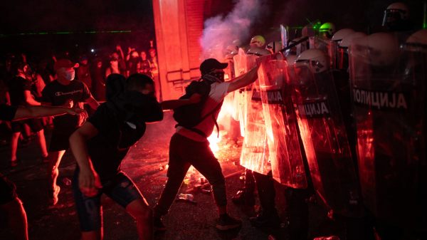 Zusammenstöße zwischen Polizei und Demonstranten