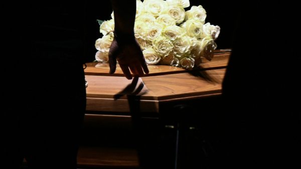 Viele Menschen am Sarg von Modeschöpfer Giorgio Armani