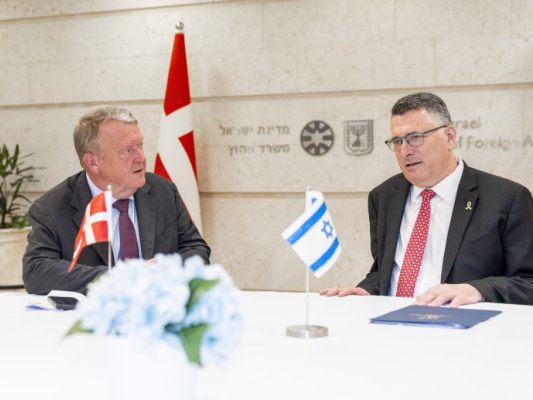 Die Außenminister Dänemarks und Israels (Løkke Rasmussen und Saar). Die Außenminister Dänemarks und Israels (Løkke Rasmussen und Saar).