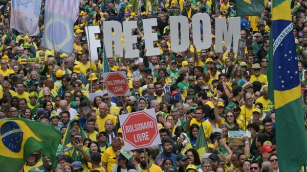 Menschen fordern Freiheit für Bolsonaro