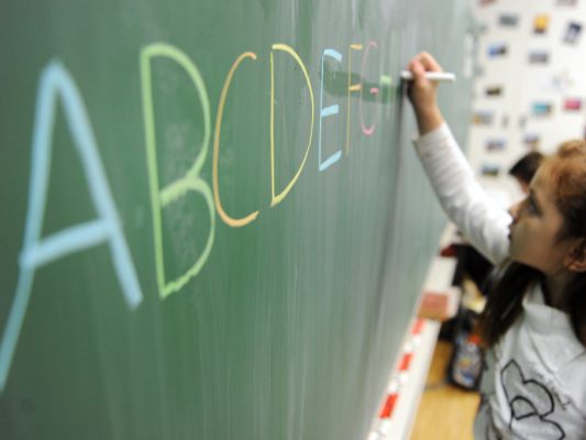 Immer mehr Schüler lernen mit Quereinsteigern oder Studierenden