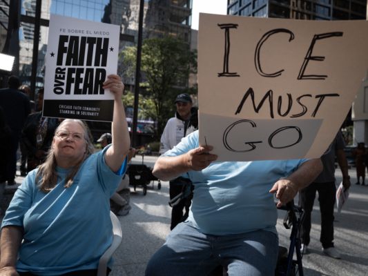 Proteste in Chicago gegen den Einsatz der Einwanderungsbehörde Proteste in Chicago gegen den Einsatz der Einwanderungsbehörde
